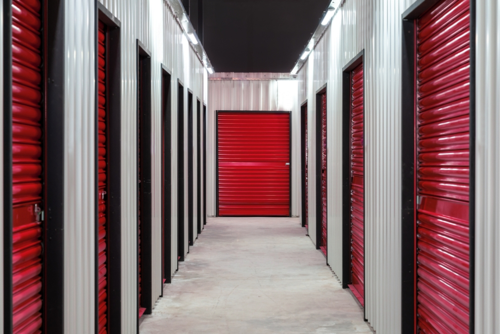 Czerwone skrytki w magazynie self-storage
